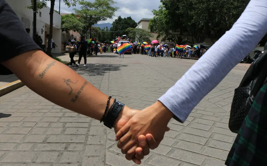 personas_tomadas_de_las_manos