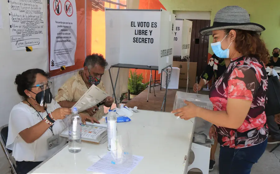 mujer_votando_en_oaxaca