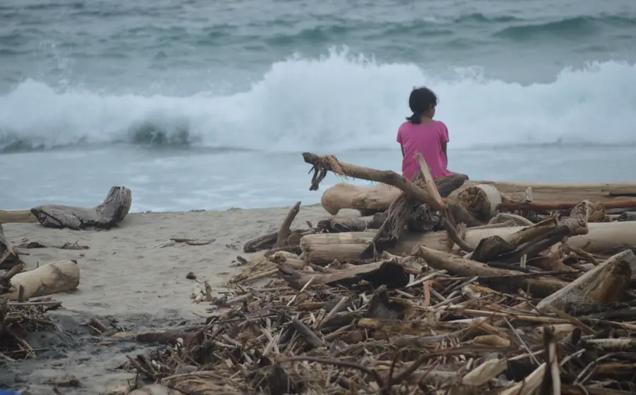 niña_frente_al_mar
