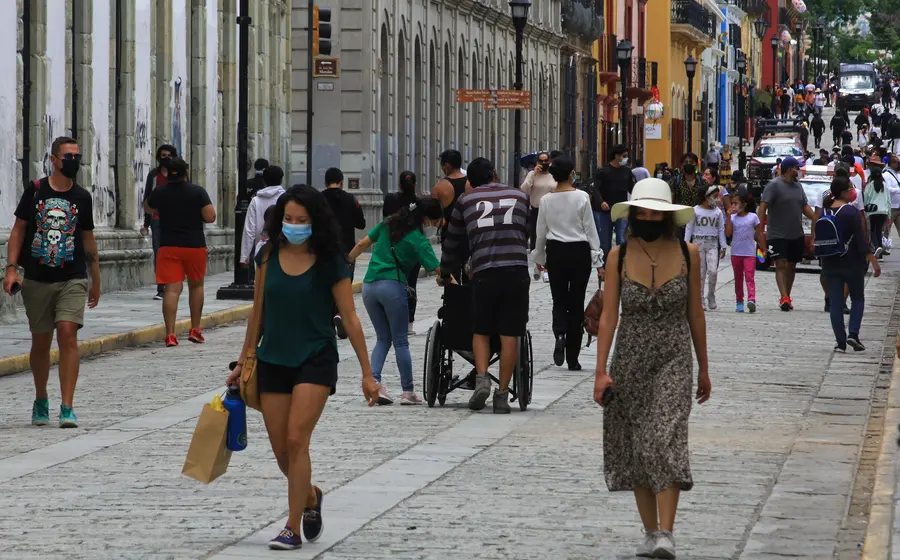 personas portando cubrebocas