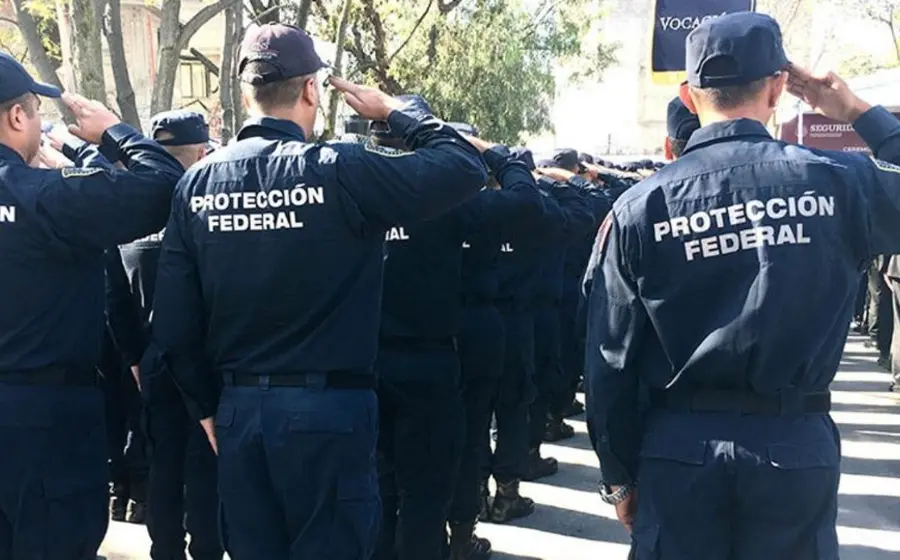 policias-en-fila