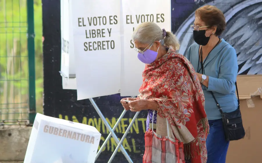 señora_votando