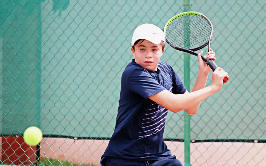 joven_jugador_de_tenis