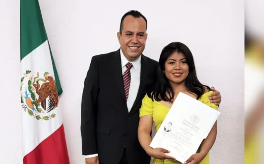estudiante-recibe-titulo