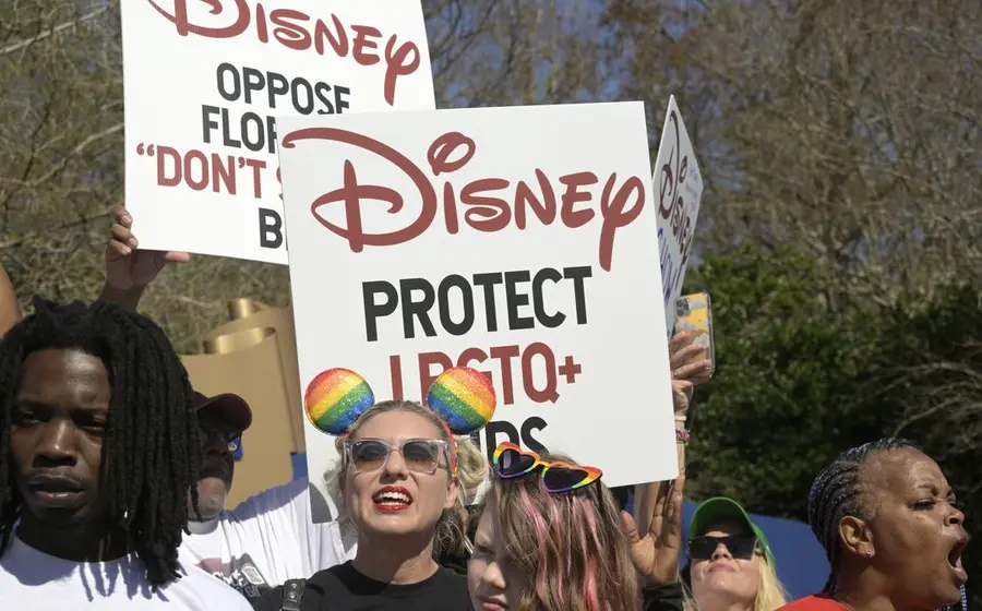 empleados_de_disney_protestan_contra_ley_anti_lgbttiq