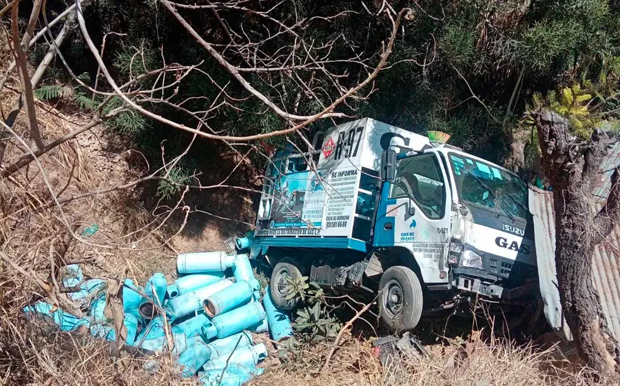 camion-de-gas-caido 