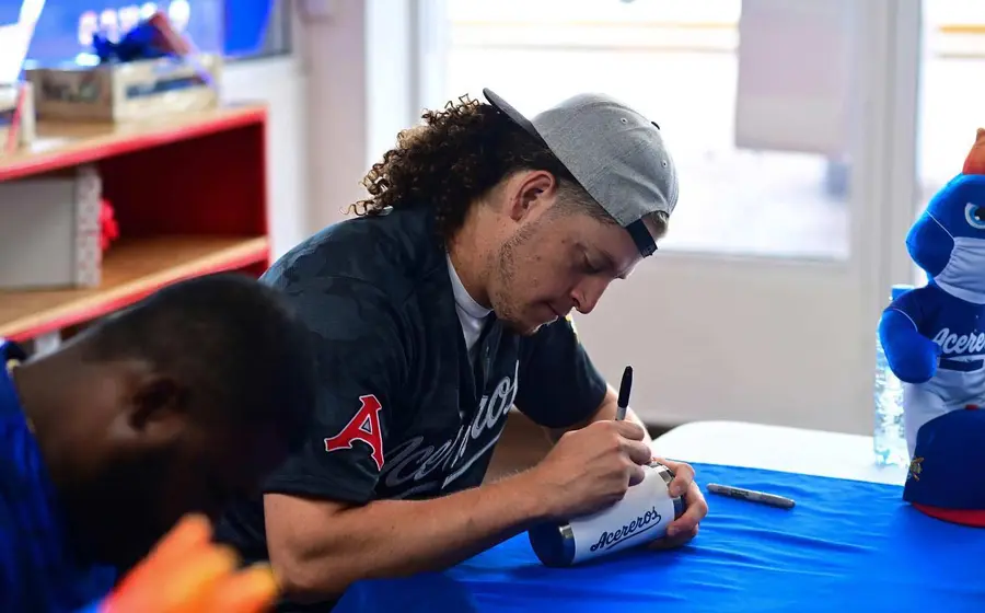 beisbolista- firmando-autografos