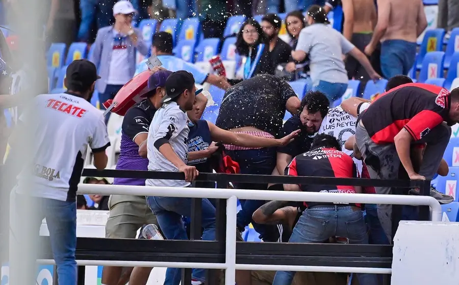 aficionados-del-atlas-peleando