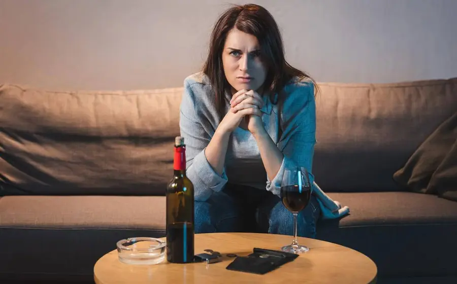 mujer-con-vino