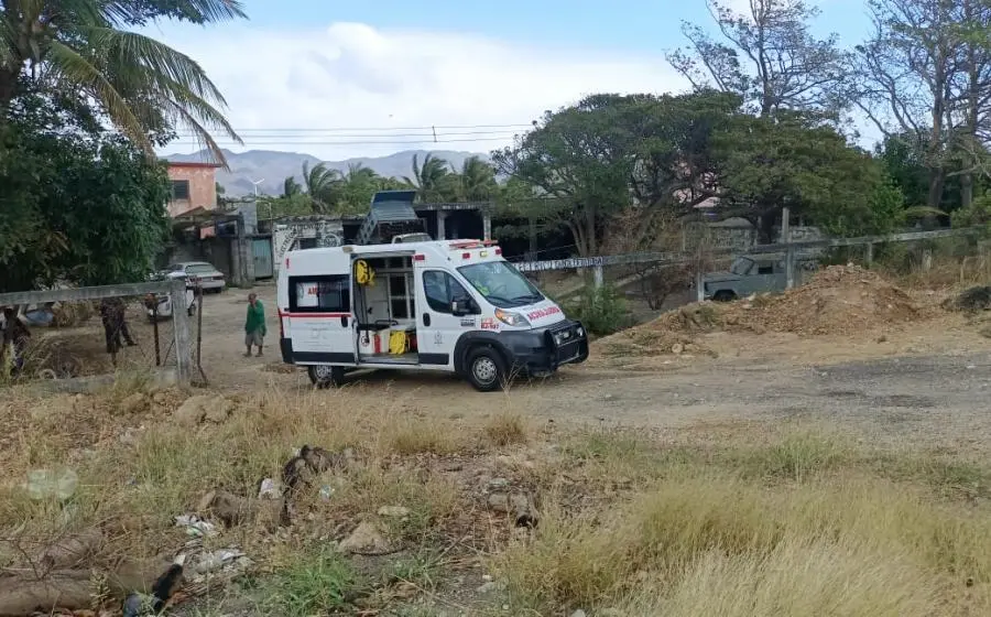 Los bomberos trasladaron a la jovencita al hospital general de Juchitán.