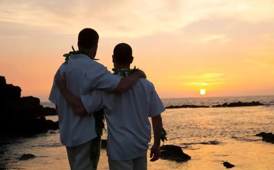 amigos-viendo-el-atardecer 