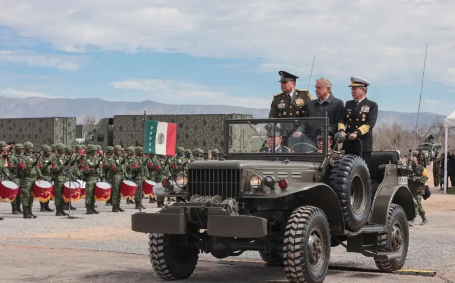 amlo_en_desfile_militar