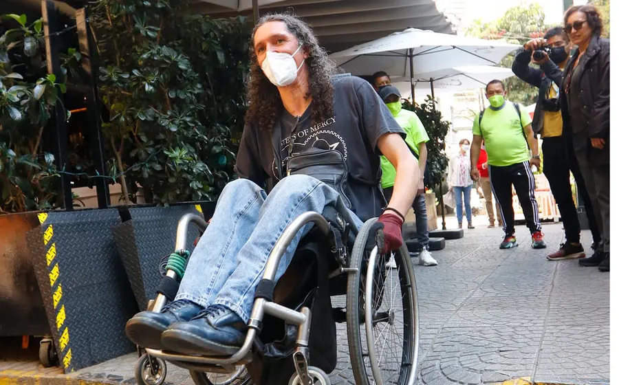 persona-en-silla-de-ruedas 