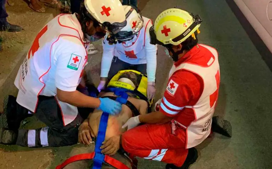 paramedicos-atendiendo-a-lesionado 