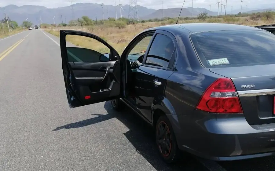 auto-con-puerta-abierta