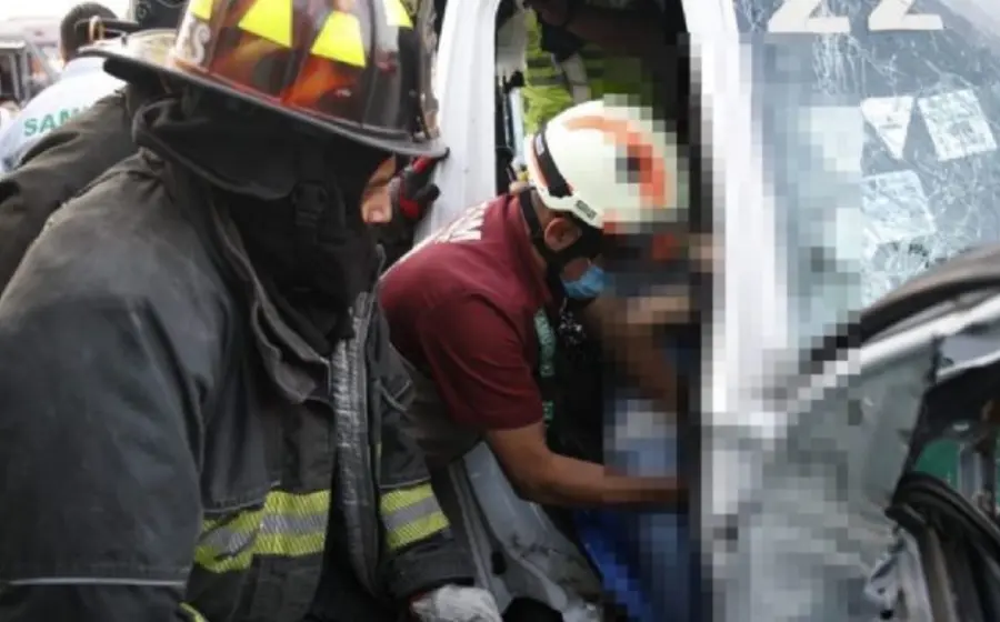 bomberos-sofocando-fuego-de-auto