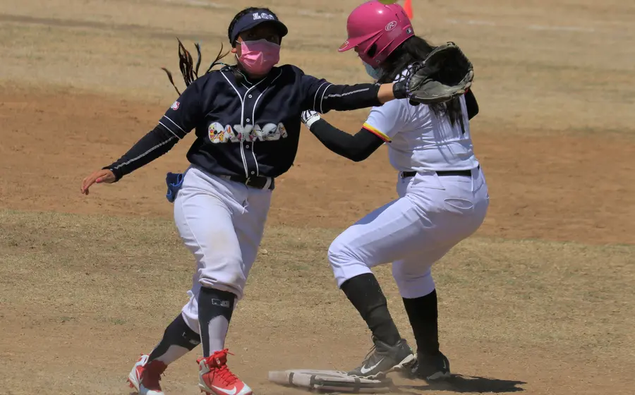 mujeres-jugando-softbol