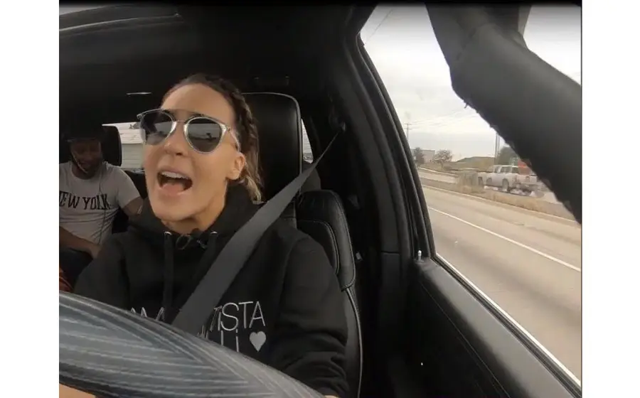 Belinda al volante