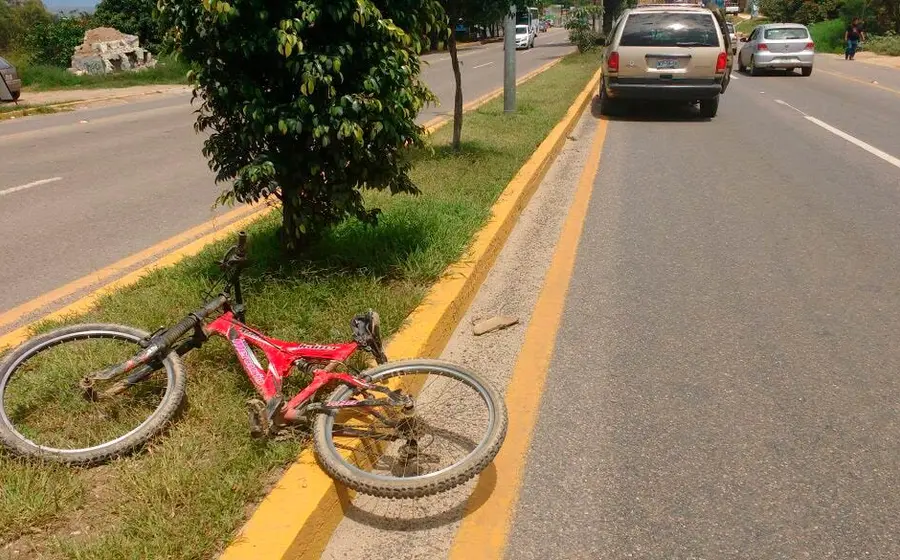 bicicleta-caida-sobre-la-calle