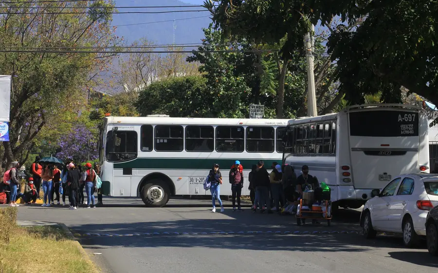 normalistas_atraviesan_camion
