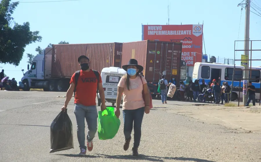 personas-caminando-por-bloqueos
