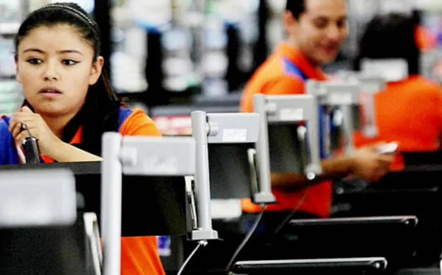 mujer_trabajando_en_supermercado