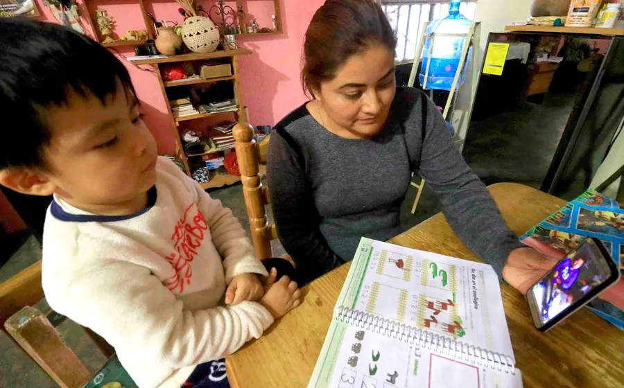 niño-tomando-clases 