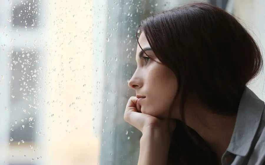 mujer_mirando_por_la_ventana