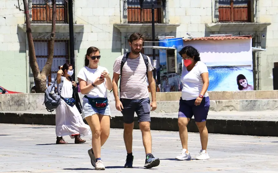 personas-caminando-sin-cubreboca