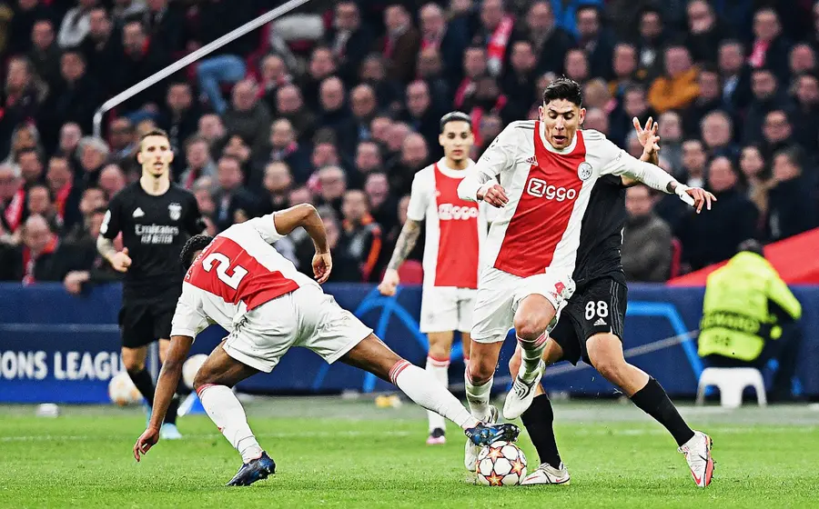 edson-alvarez-jugando-futbol