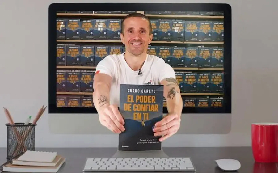 curro-cañete-con-libro