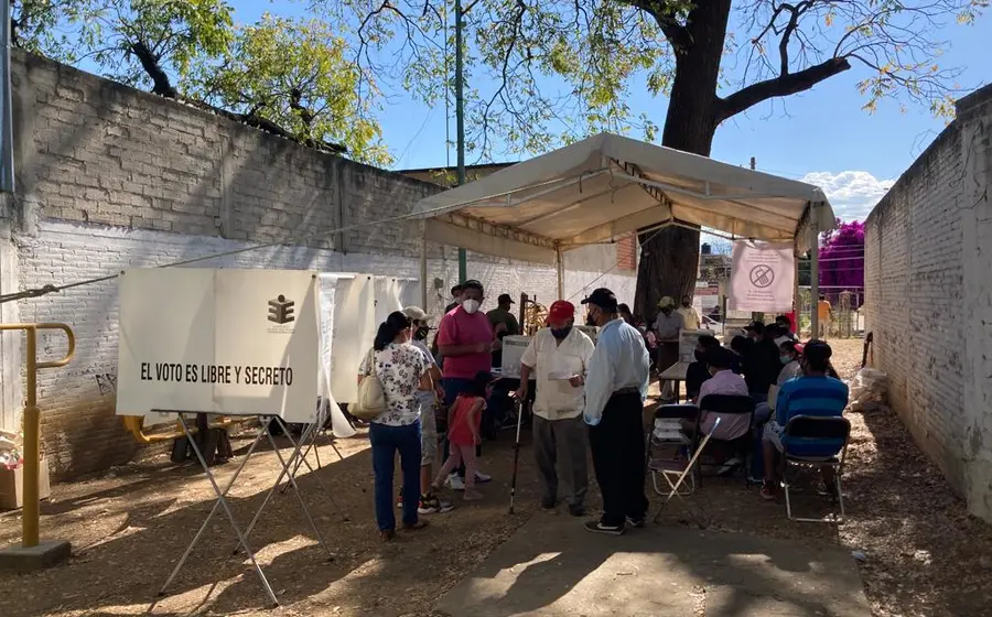 personas-votando-en-casillas