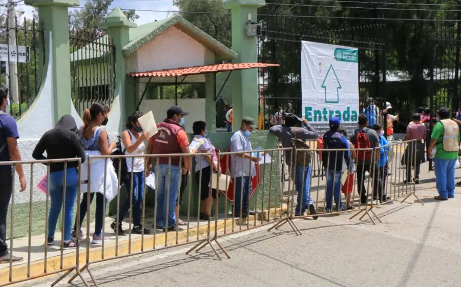 personas-haciendo-fila