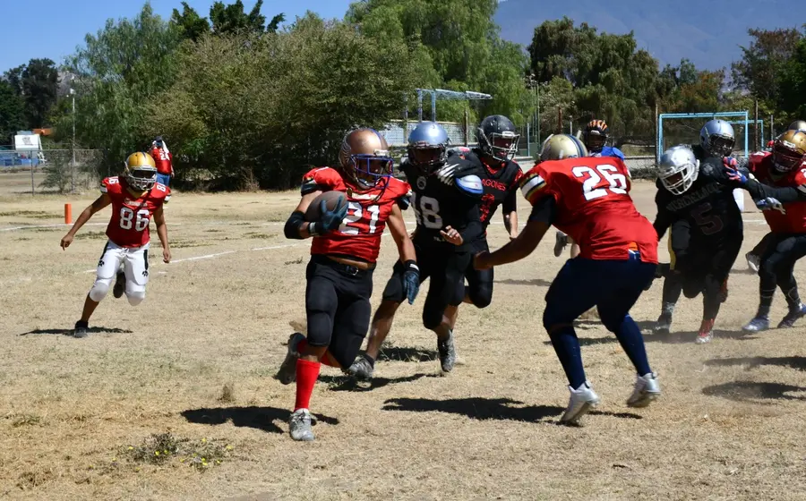 personas-jugando-futbol-americano