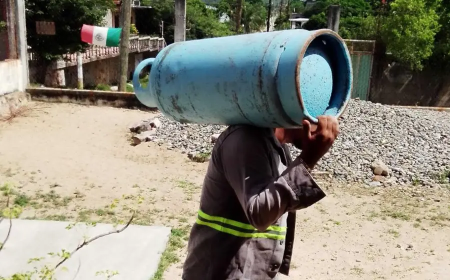 persona-cargando-tanque-de-gas
