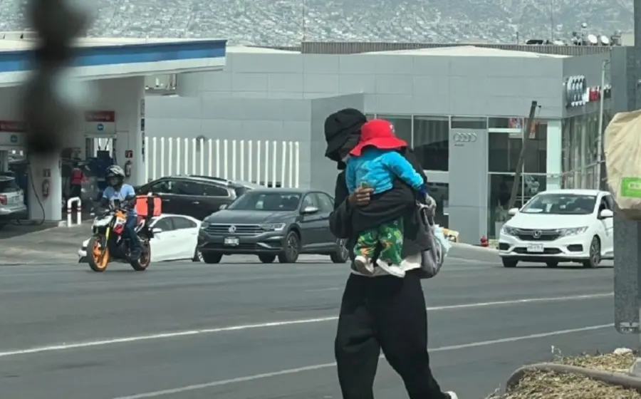 hombre-con-bebe-en-brazos