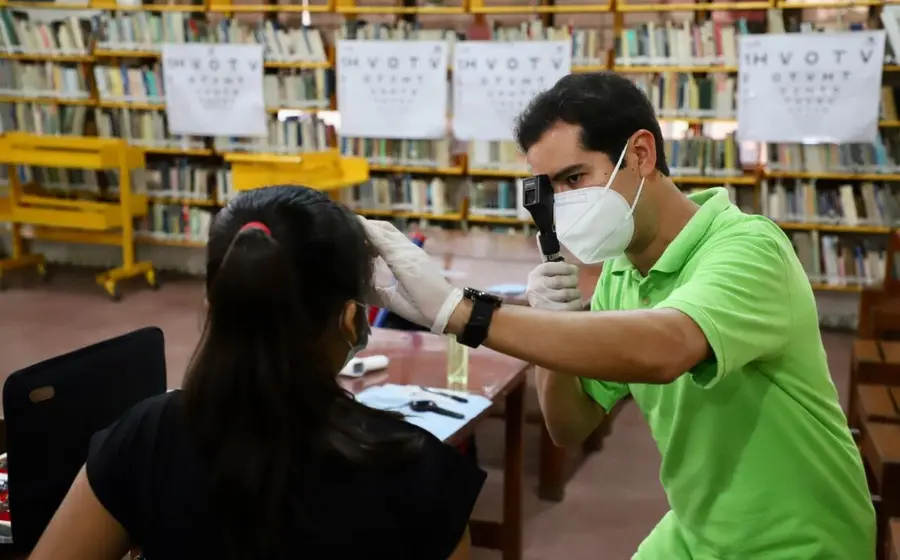 medico-realizando-examen-de-la-vista