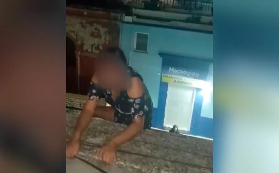 mujer-en-el-techo 