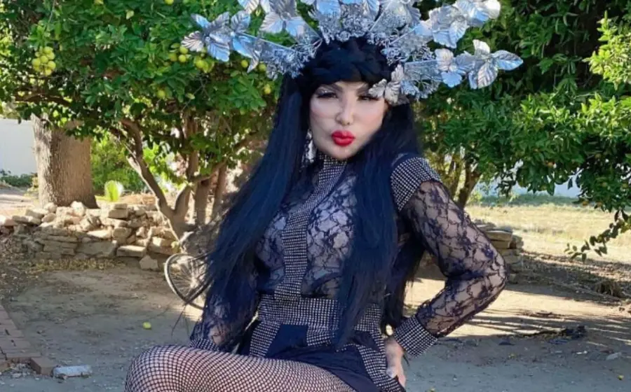 lyn-may-posando