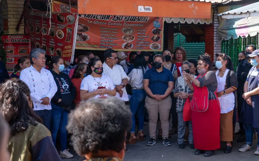 funcionarios_en_el_mercado_de_abasto