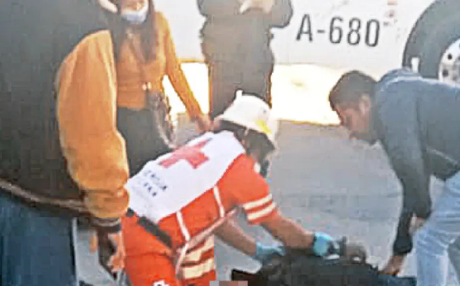 personal-medico-auxilia-a-accidentado