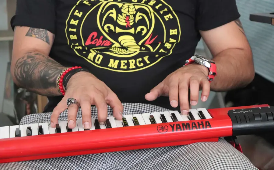 hombre-tocando-teclado