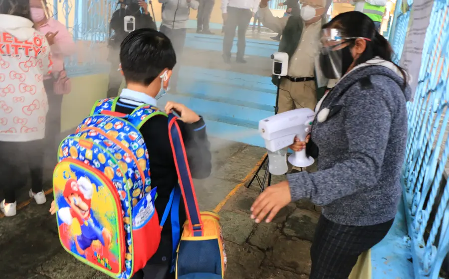 niño_entrando_en_la_escuela