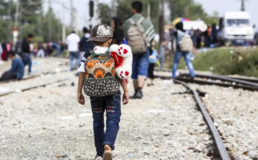 niño-migrante-caminando