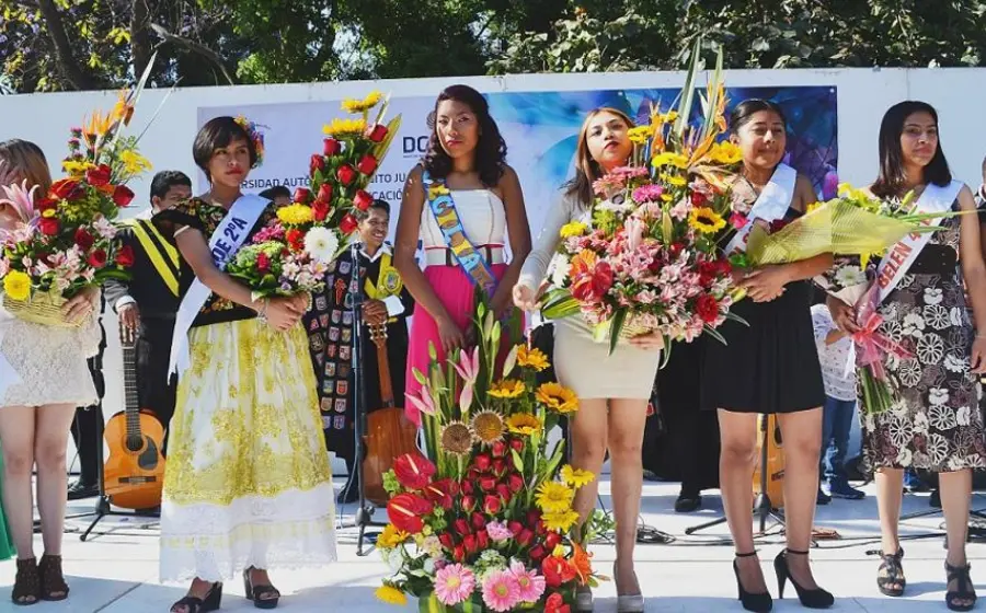 mujeres-con-ramos-de-rosas