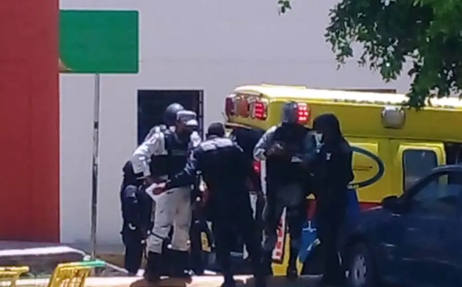 policias-detienen-a-sujetos