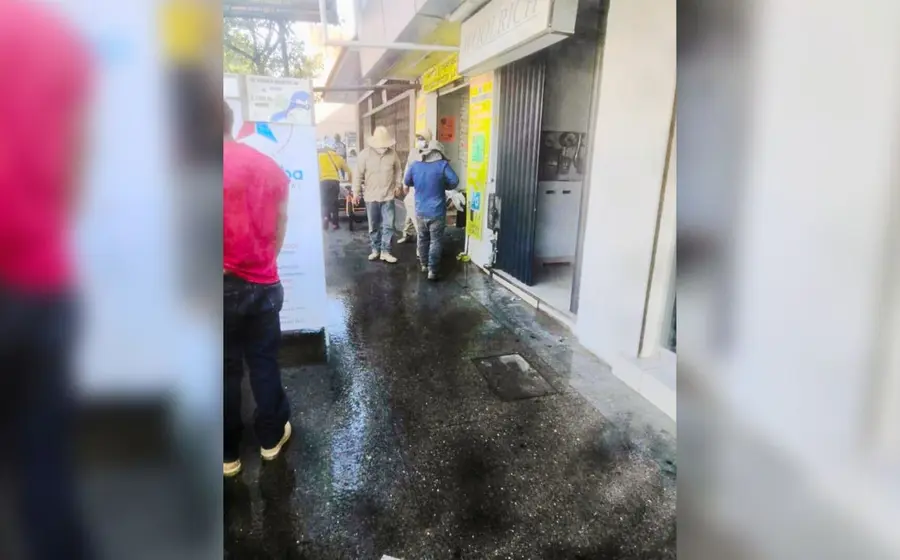 plomeros-sofocando-fuga-de-agua