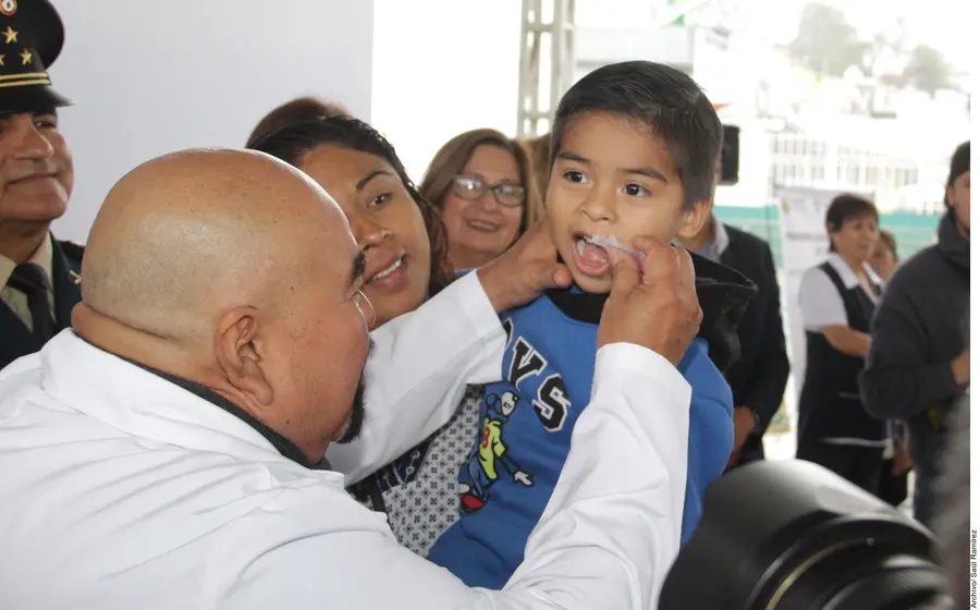 medico-revisando-a-niño
