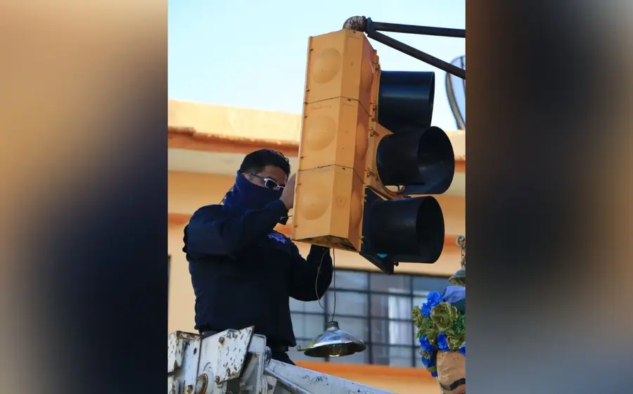 hombre_reparando_semaforo