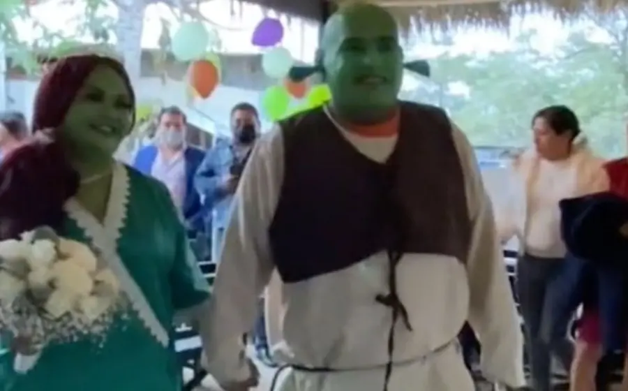 pareja-disfrazada-de-shrek-y-fiona